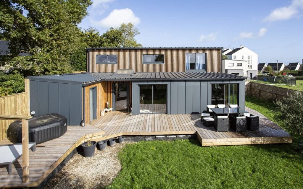 Maison contemporaine qui bénéficie d'un isolement par l'extérieur grâce à des panneaux isolants Uniso et du bardage.