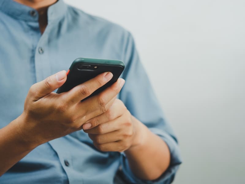 Photo d'un homme utilisant son smartphone.