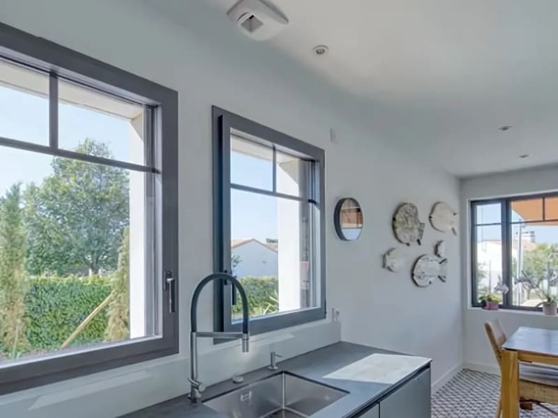 Photo intérieure d'une cuisine avec de nouvelles fenêtres en aluminium de couleur grise.