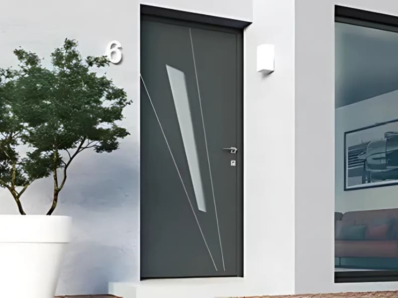 Photo extérieure d'une maison moderne avec une nouvelle porte d'entrée en aluminium de couleur gris foncé.