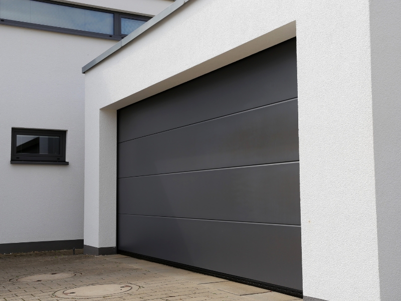 Photo d'une porte de garage moderne de couleur noire.