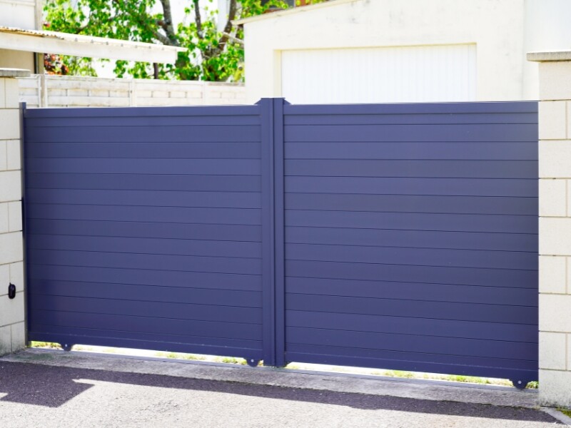 Photo d'un portail électrique de couleur bleu foncé.