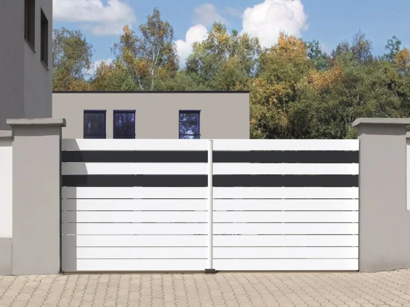 Photo d'un portail électrique bicolore noir et blanc.