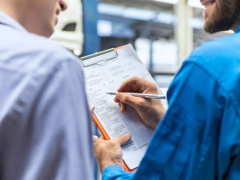 Photo d'un technicien spécialisé dans l'isolation faisant un point avec son client.