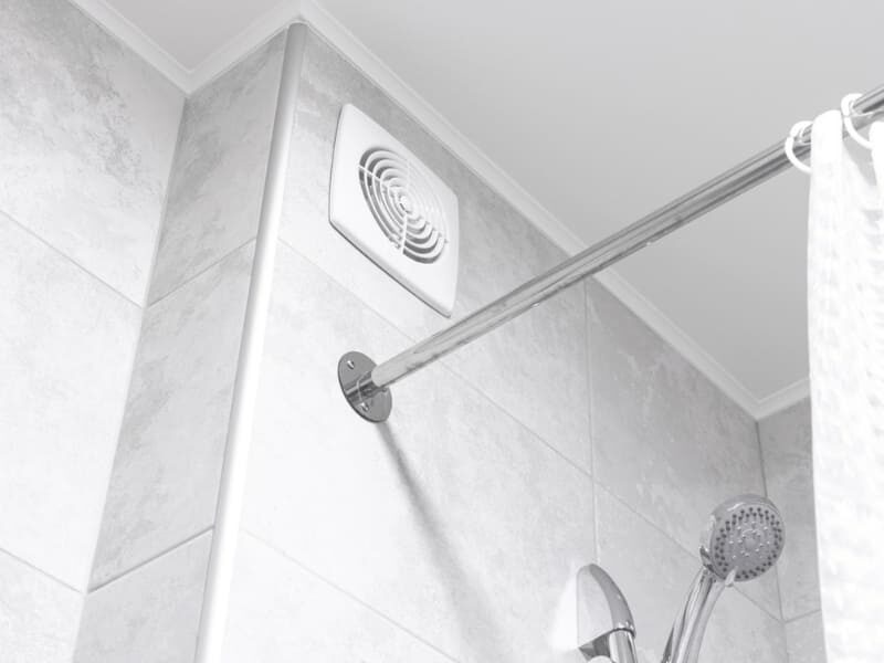 Grille de VMR en haut d'un mur de douche.