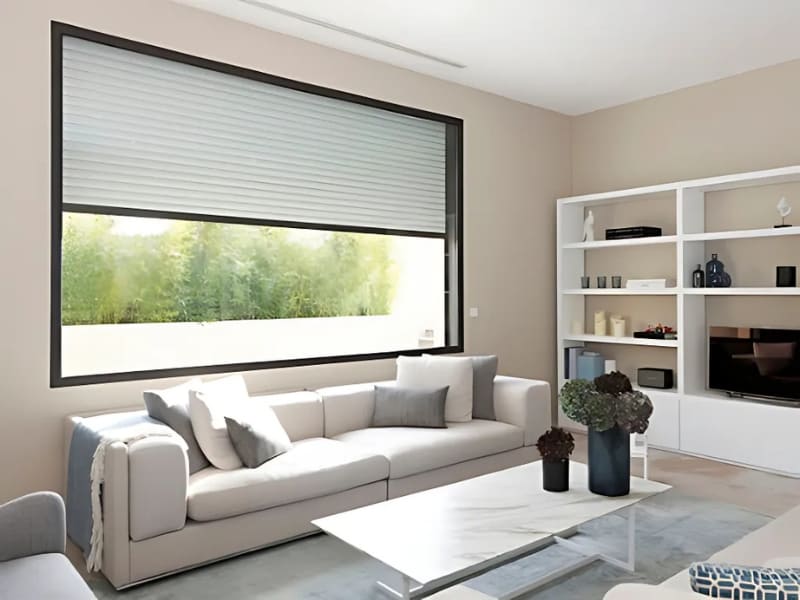 Photo d'une baie vitré avec des volets roulants en aluminium de couleur blanche à moitié baissés.