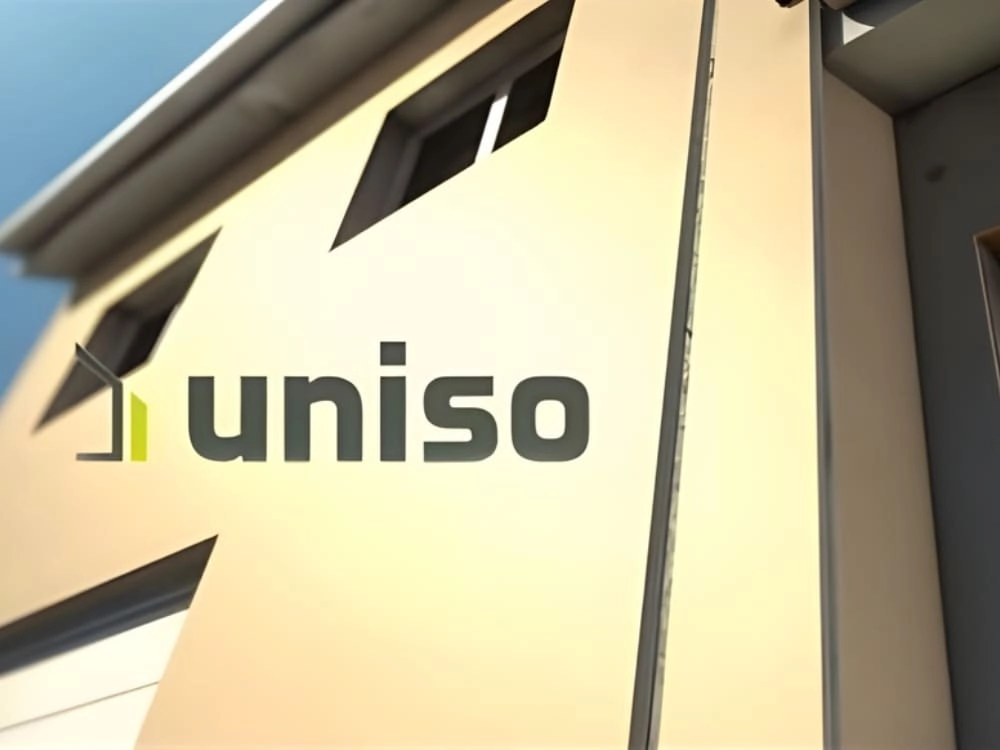 Façade d'une maison isolée par l'extérieur avec le logo de la société Uniso.